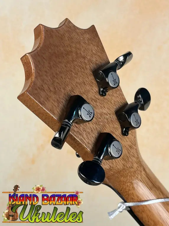 Ukulele headstock with tuning pegs of the KoAloha KTM-00 Tenor in solid Hawaiian koa