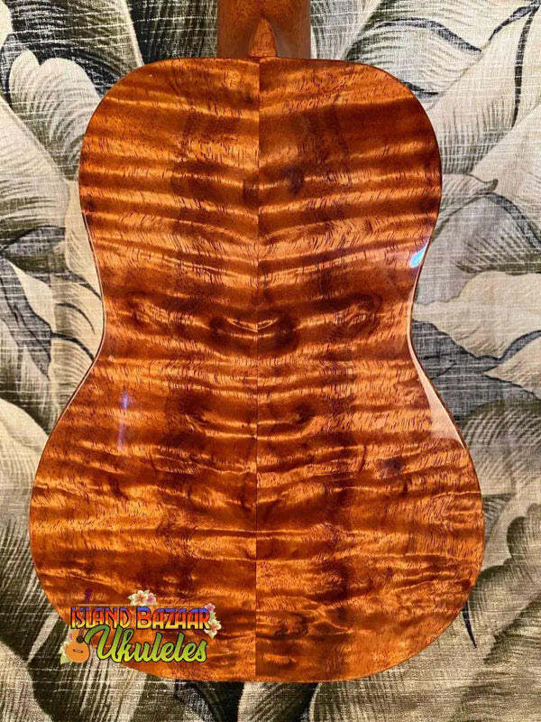 Beautiful curly maple back of Kanile’a 5-String Super-Concert Ukulele KPA-C-SC with rich grain