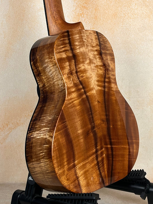 Kanile’a Super Tenor D - Hole Premium Koa Ukulele & Deluxe Gig Bag - Island Bazaar Ukes