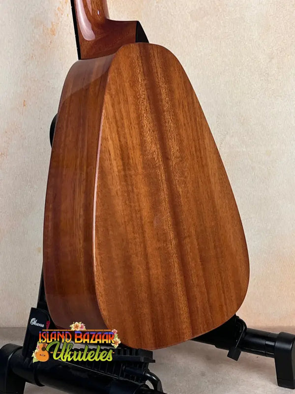 Wood grain pattern on the back panel of Pepe Romero TTM-23032 Tiny Tenor guitar