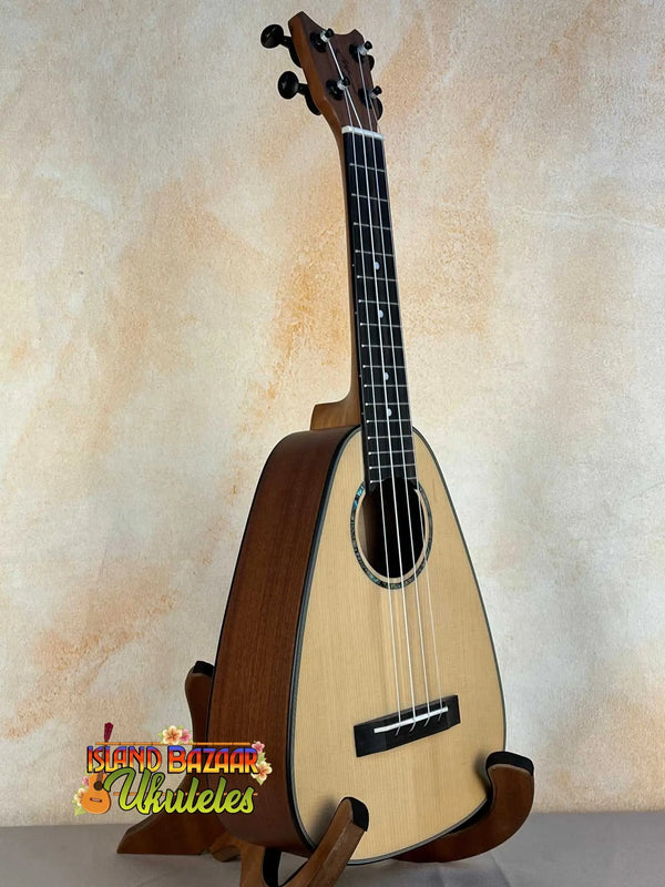 Wooden pineapple-shaped ukulele with spruce top from Romero Creations, includes polyfoam case